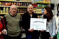 V�zquez, derecha, entreg� el diploma Antonio Rodr�guez.