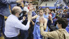 Marko Lukovic y Rasid Mahalbasic saludan a la afici�n del R�o Breog�n tras un partido en el Pazo. 