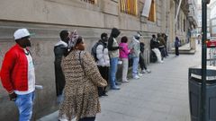 Senegaleses esperando este lunes en la entrada de la Casa de la Cultura de Salvador de Madariaga para poder tramitar su regularizaci�n