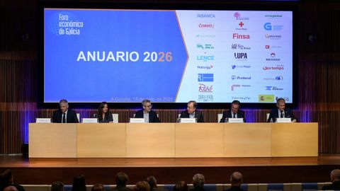 Imagen de algunas de las autoridades que participaron en la presentaci�n del anuario del Foro Econ�mico de este a�o.