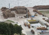 En la imagen, operaciones con madera en el puerto exterior de Ferrol. 