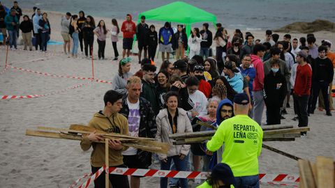 Cola de reparto de madera en Riazor