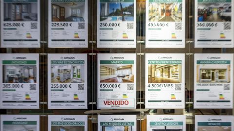 Imagen de archivo del escaparate de una inmobiliaria. 