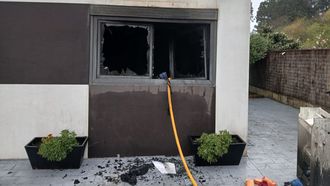 Las ventanas de la cocina quedaron completamente reventadas por el incendio