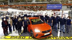 Trabajadores de la f�brica de Opel en Zaragoza, junto con el Corsa 11 millones