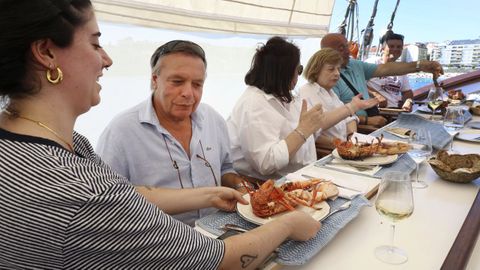 Algunos de los comensales, en el momento de servirle el plato de lubrigante