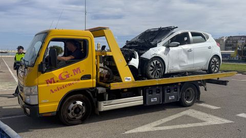 Una gr�a carga un coche siniestrado