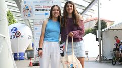 Las ciclistas Lorena Patio y Alejandra Neira, ayer por la tarde en Compostela.