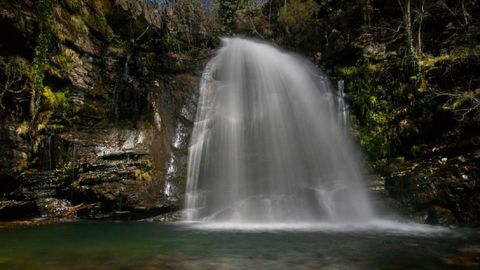 Cascada de A Pedria, entre las localidades de Cruz de Outeiro y Vilarbac