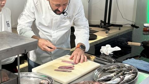 I�aki Bretal protagoniz� un �showcooking� de la Cofrad�a de Pescadores para alumnos del Colexio Bel�n. 