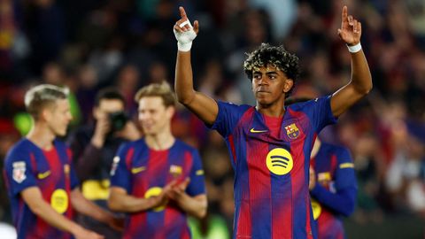 Lamine Yamal, celebrando su gol, con Dani Olmo y De Jong de fondo.