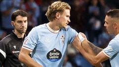 El central del Celta Carl Starfelt, recibiendo el brazalete de capit�n de Iago Aspas frente al Osasuna esta temporada.