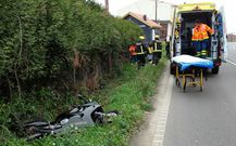 La motocicleta qued� tumbada en una cuneta.