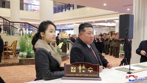 Kim Jong-un con su hija durante la inauguraci�n de un hotel en Corea del Norte el pasado diciembre.