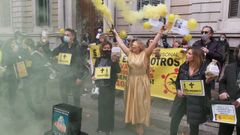 �Justicia� en Barcelona. La viveirense �ngeles Salgueiro, en el centro de dorado, representando a la Justicia en una �perfomance� celebrada en Barcelona para exigir una bajada del IVA del 21 al 10%