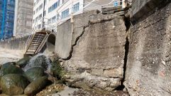 Grietas en el muro del paseo de Lavapanos, en Sanxenxo