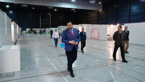 El presidente del Principado, Adri�n Barb�n, durante su visita la unidad de hospitalizaci�n instalada en el pabell�n central del recinto ferial Luis Adaro, en Gij�n