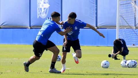 Diego Villares y Samu Fern�ndez, durante un entrenamiento del Deportivo en Abegondo