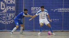 Moreno controla el bal�n en la visita del Gasifred Atl�tico Ibiza al MRB M�stoles.