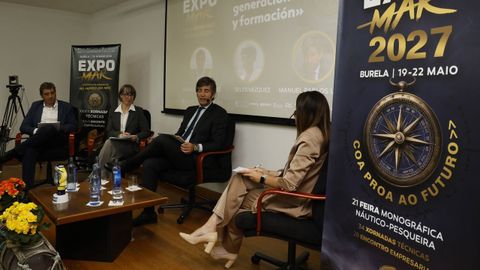 Francisco Gonz�lez, docente en la Escuela Oficial N�utico Pesquera de Gij�n; �ngeles V�zquez, directora xeral de Desenvolvemento Pesqueiro en la Conseller�a do Mar; Manuel Pablos L�pez, subdirector de Sostenibilidad Econ�mica en el Ministerio de Pesca; y Luc�a Rodr�guez, moderadora, en el debate sobre futuro, relevo generacional y formaci�n de las Xornadas Expomar 2026.
