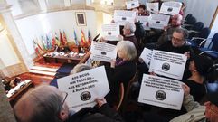 Miembros de la Plataforma de Emigrantes retornados asistieron esta ma�ana al pleno de la Diputaci�n