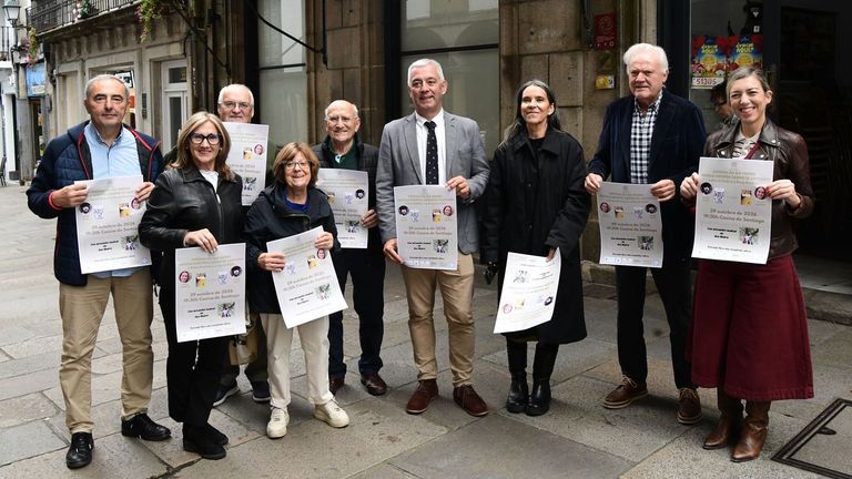 Integrantes da Asociaci�n Cultural Casino de Santiago, xunto ao secretario xeral da Lingua e outros representantes sociais