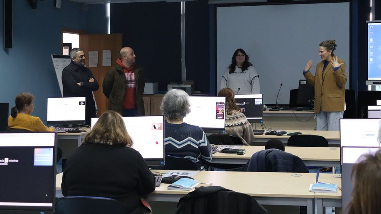 Formación digital en el Aula CeMIT de Carballo