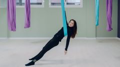 In�s Fern�ndez Pav�n practicando yoga a�reo en su espacio Sharki, en Ourense