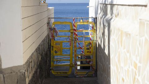El acceso a la zona de bao estaba cerrado, pero una veintena de turistas se col igual