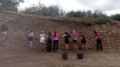 Participantes en un campo juvenil de trabajo de la Xunta han colaborado en la ltima campaa arqueolgica del castro de Cereixa, en la que se desenterr un extenso tramo de una antigua muralla