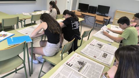 Alumnos de tercero de ESO del IES San Mamede (Maceda) trabajando en clase con La Voz de Galicia y su suplemento educativo semanal