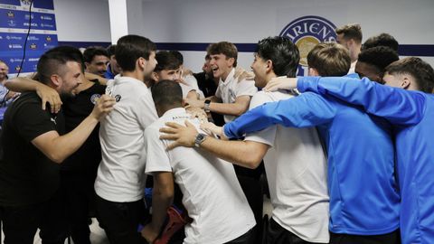 La plantilla del Auriense celebra el emparejamineto de Copa del Rey contra el Deportivo.