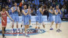 Los jugadores del Breo aplauden a la afici�n del Pazo al t�rmino del partido ante el UCAM Murcia.