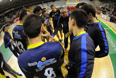 El t�cnico del Cangas advierte de que deben mejorar su juego para ganar ma�ana al Benidorm. 