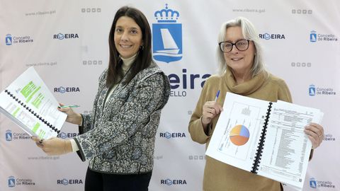 La alcaldesa de Ribeira, Mara Sampedro, y la concejala de Economa e Facenda, Herminia Pouso, presentaron las cuentas del 2025, que se llevarn a pleno el mircoles.