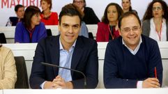 En diciembre del 2015, el comit federal del PSOE vet cualquier intento de Snchez (en la imagen, acompaado aquel da de Csar Luena, su secretario de organizacin) de negociar con Podemos