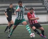 El paiosaquista Jos� disputa un bal�n a Santi ante la mirada del colegiado P�rez Montouto. 