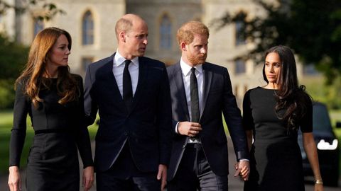 Los pr&iacute;ncipes Guillermo y Enrique con sus parejas, Kate y Meghan 