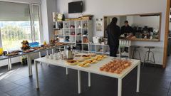 Dos voluntarios de la asociación Itínera preparando la actividad del curso de cocina en el centro de A Portela.