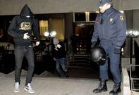 Momento de la salida desde dependencias policiales de algunos miembros de Riazor Blues. 
