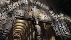 El p�rtico de la Gloria resplandece.