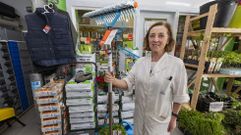 Ana Varela, de A Medo�a, con algunos de los productos y materiales que ofrecen para jard�n