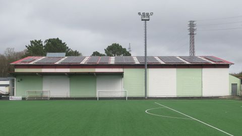 Nuevos paneles fotovoltaicos en la cubierta del pabell�n de A Laracha