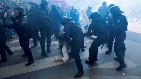 Antidisturbios detienen a un manifestante en París