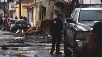 Un polic�a mexicano inspecciona un veh�culo, en una imagen de archivo
