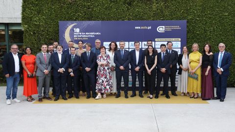 Galardoados e autoridades presentes na Noite da Enxe�ar�a en Inform�tica de Galicia.