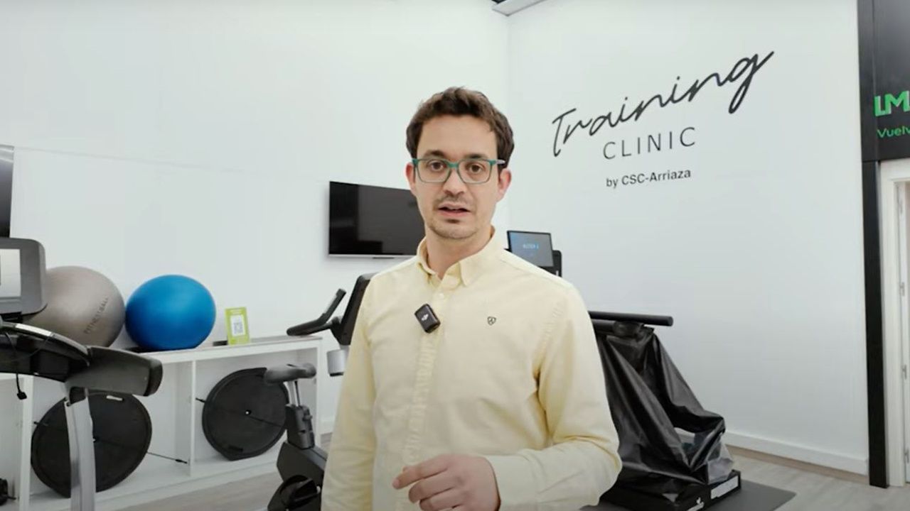 Álvaro Arriaza explica el protocolo de calentamiento perfecto para los jugadores de pádel: «Calentar es salud, pero también rendimiento. Es más fácil que no te lesiones y que juegues mejor»