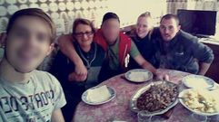 En la imagen, la v�ctima mortal (segunda por la derecha) posa abrazada por su esposo, y autor confeso del disparo, junto a su madre y a sus dos hijos, durante una celebraci�n familiar.