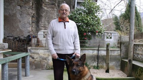 �ngel P�rez con su perro Tak, en una foto de archivo