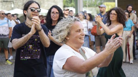 Público disfrutando en la explanada de Bonaval
